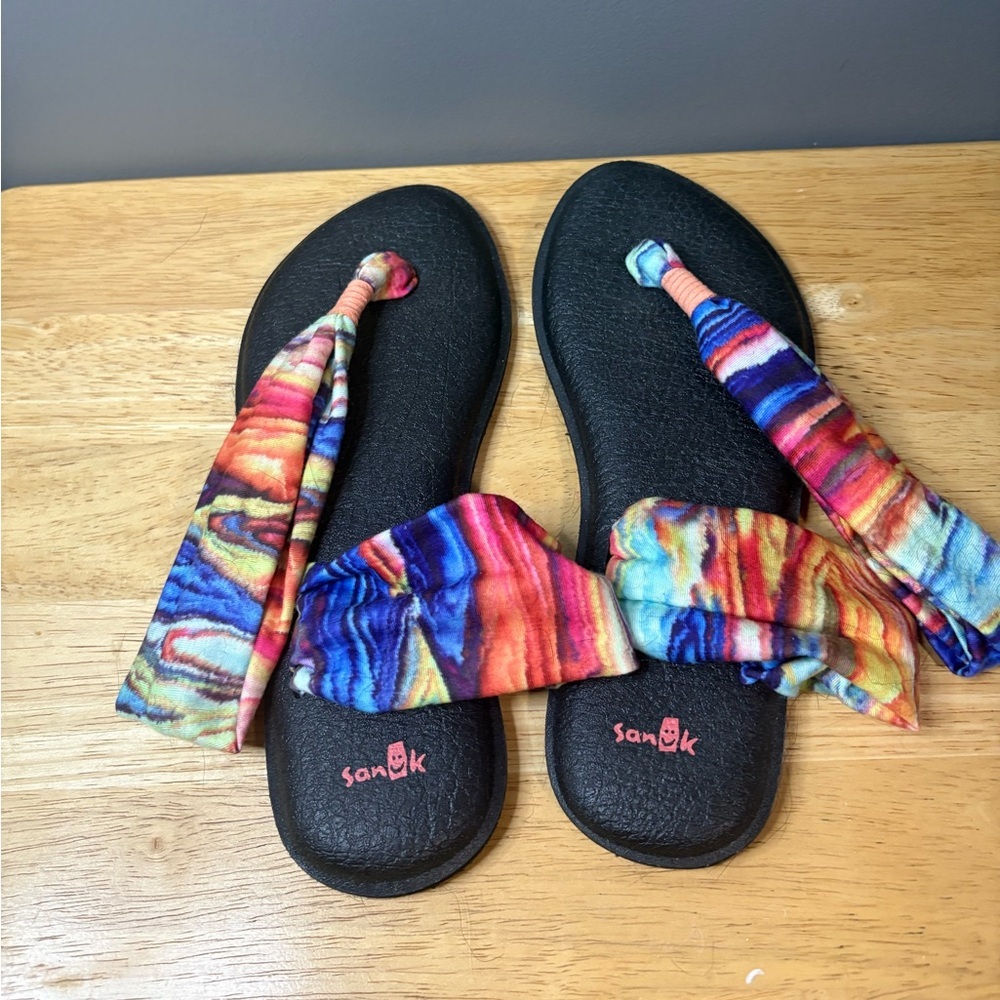 Sanuk Black Sandals with Tie-Dye Straps, size 8 , summer foot wear